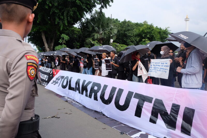 Demo tolak pengesahan revisi UU TNI diwarnai teror, kekerasan, dan intimidasi terhadap aktivis, mahasiswa dan jurnalis • Amnesty International Indonesia